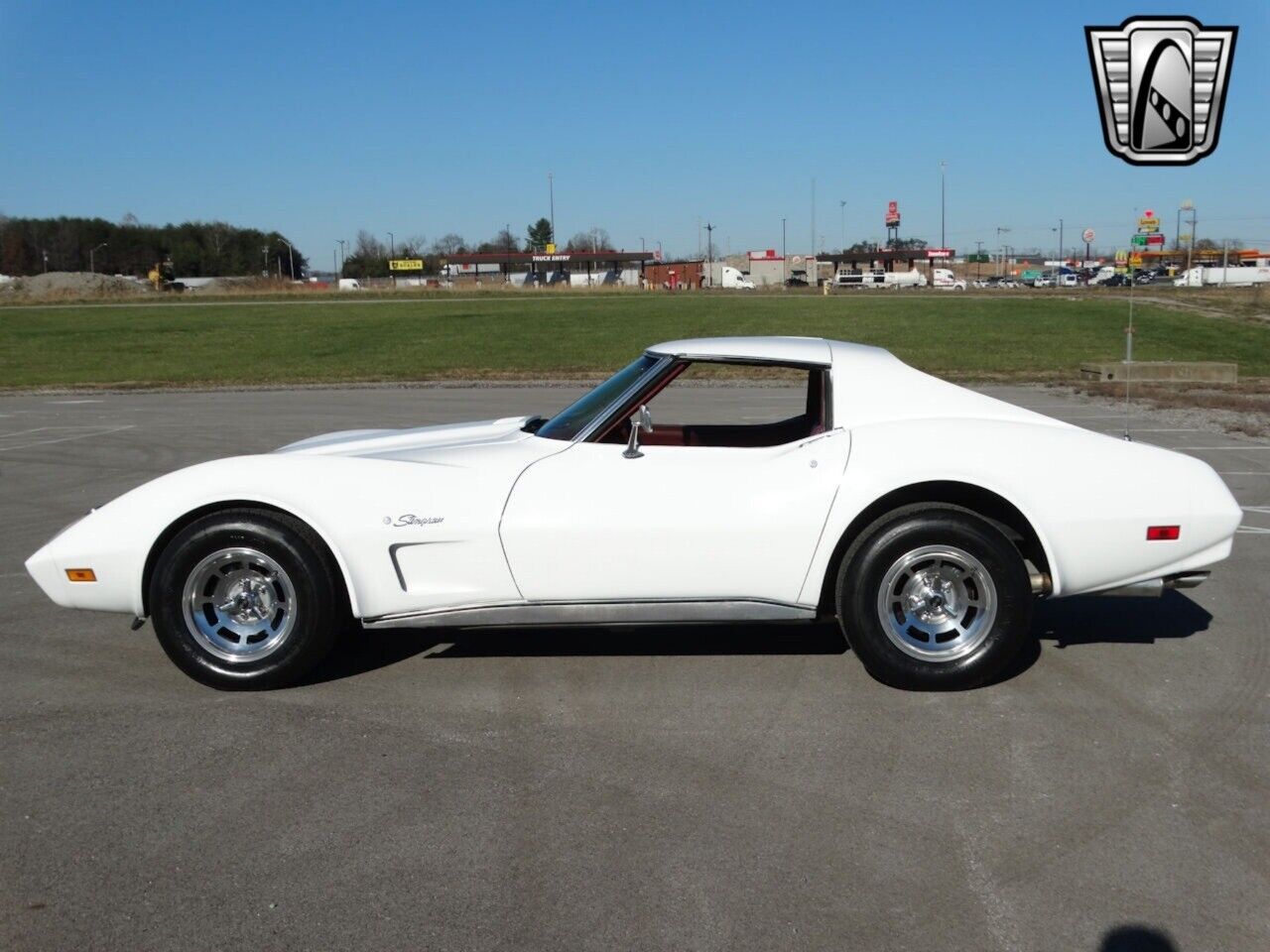 Chevrolet-Corvette-Coupe-1974-White-Maroon-169725-4