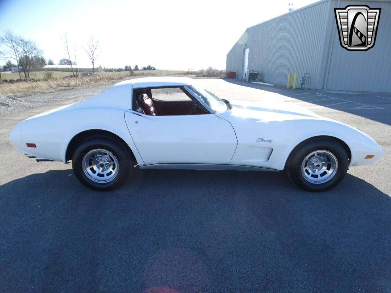 Chevrolet-Corvette-Coupe-1974-White-Maroon-169725-8