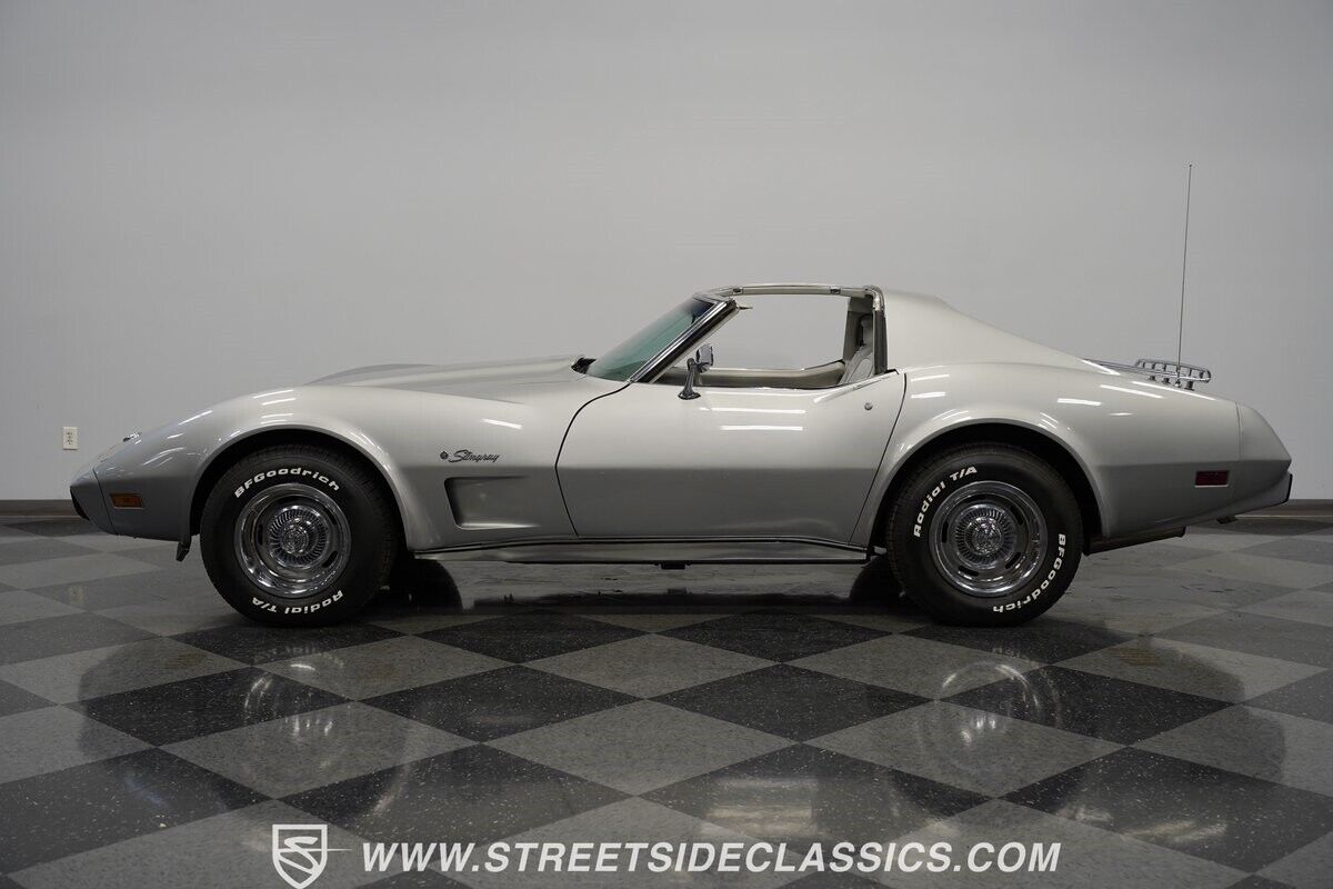 Chevrolet-Corvette-Coupe-1976-Silver-Gray-71909-2