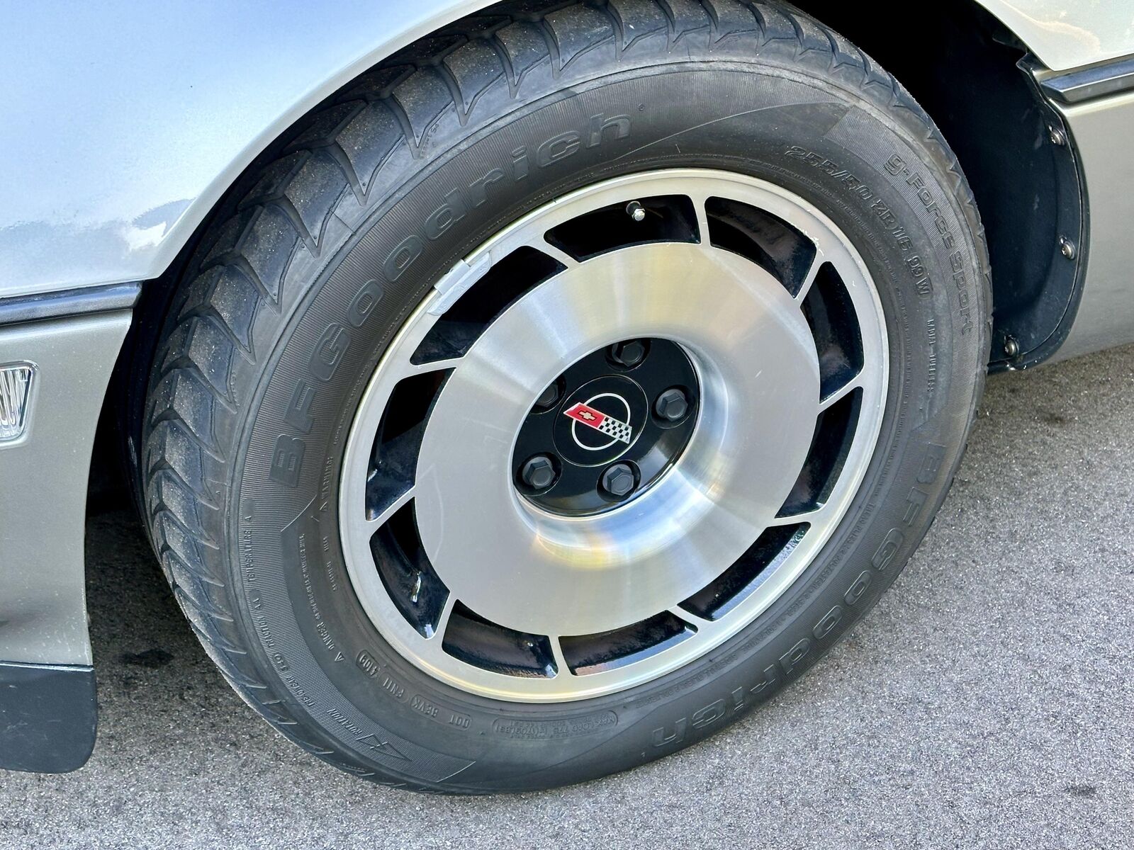 Chevrolet-Corvette-Coupe-1985-Silver-Gray-32142-20