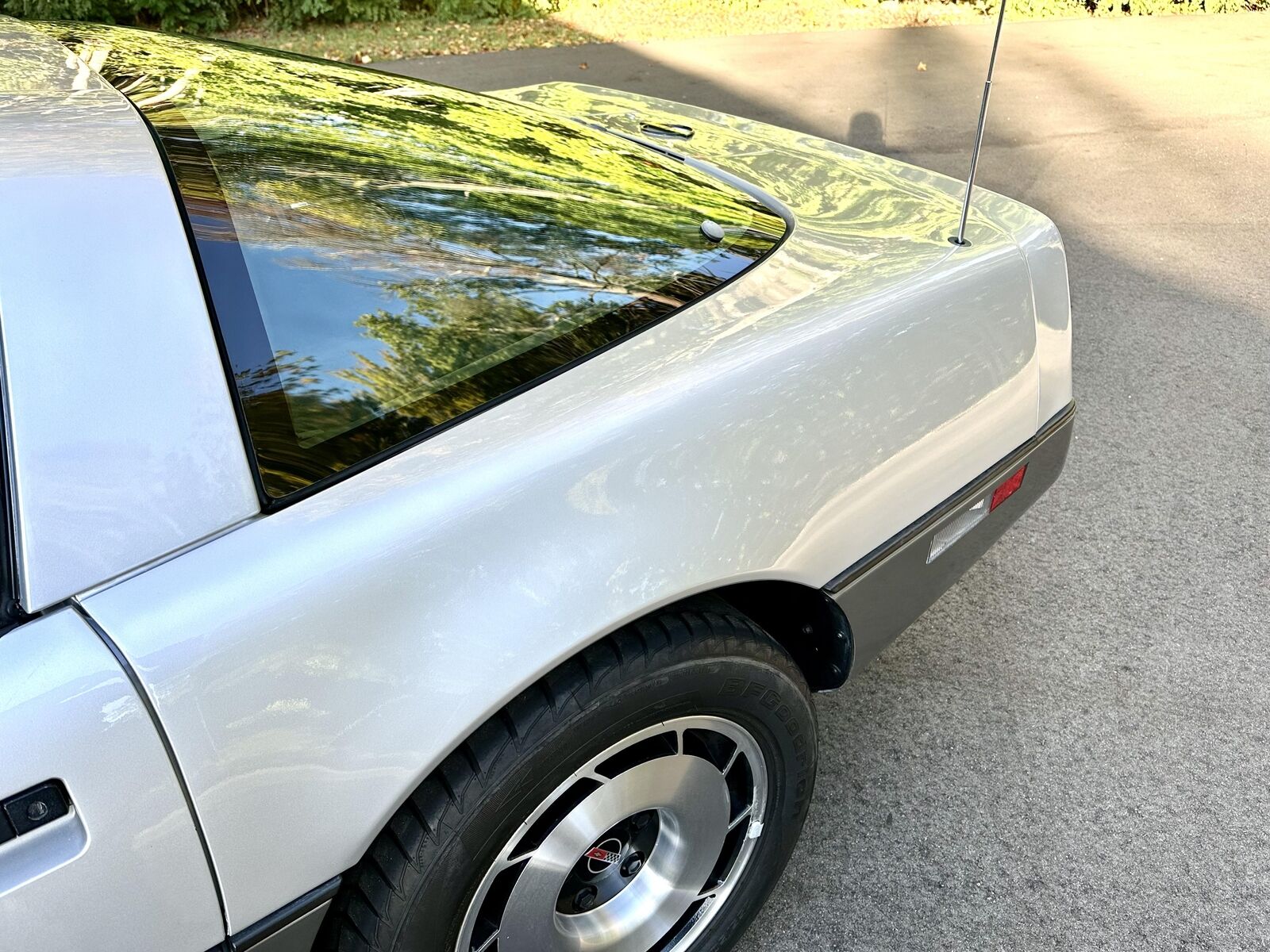 Chevrolet-Corvette-Coupe-1985-Silver-Gray-32142-26