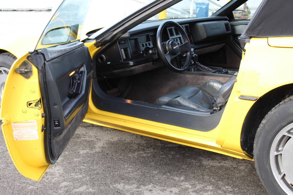 Chevrolet-Corvette-convertible-1986-yellow-110336-3