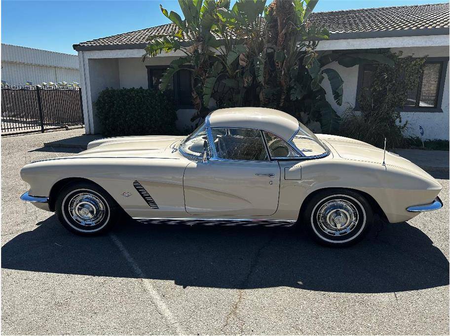 Chevrolet-Corvette-coupe-1962-5407-1