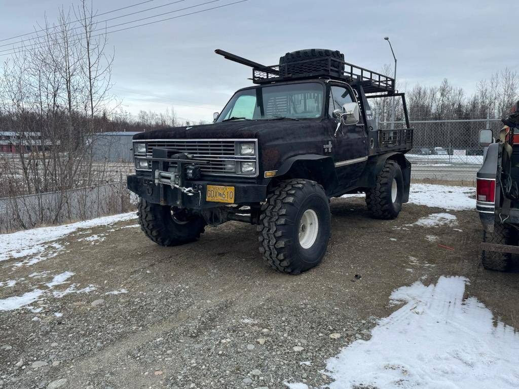 Chevrolet-Flatbed-diesel-1984-black-162905-2