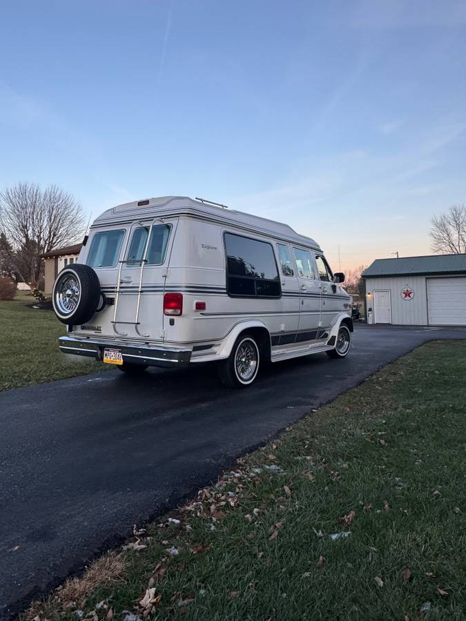 Chevrolet-G20-van-1990-white-128747-1