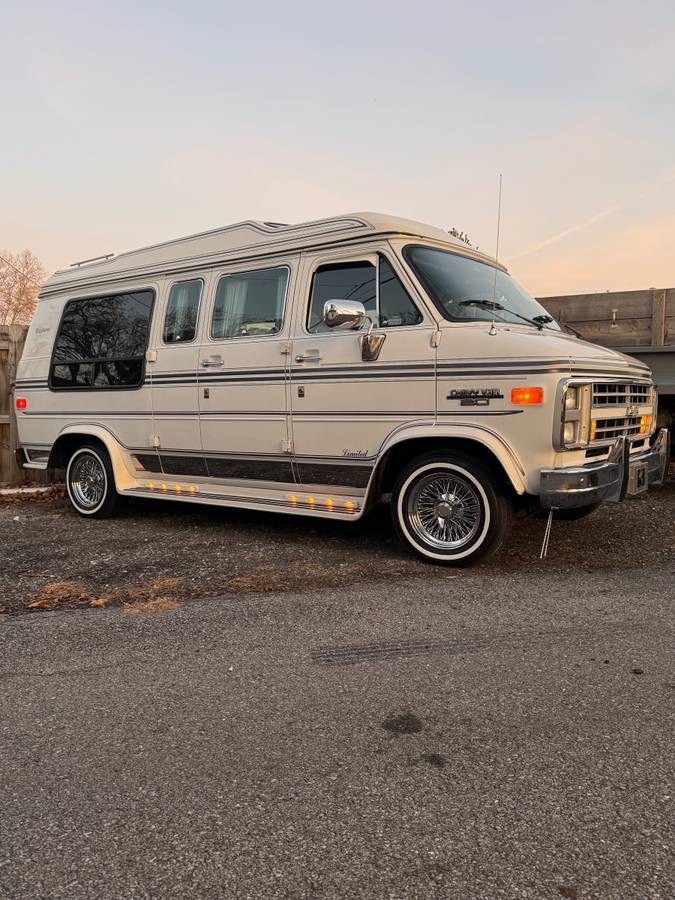 Chevrolet-G20-van-1990-white-128747-2