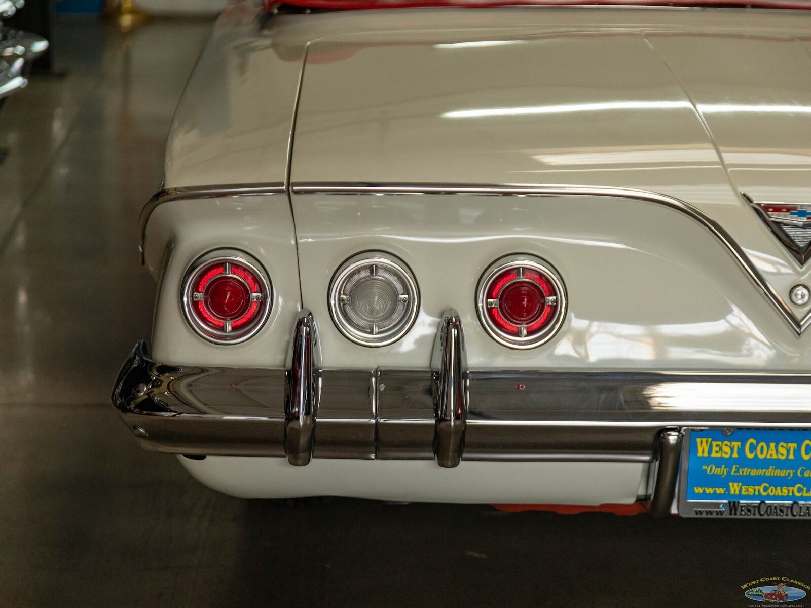 Chevrolet-Impala-Cabriolet-1961-White-119402-17