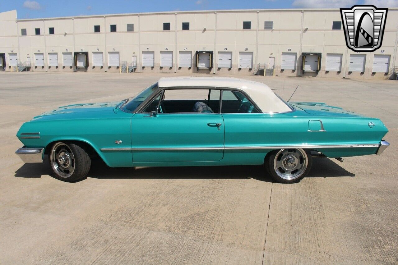 Chevrolet-Impala-Coupe-1963-Green-Green-1389-27