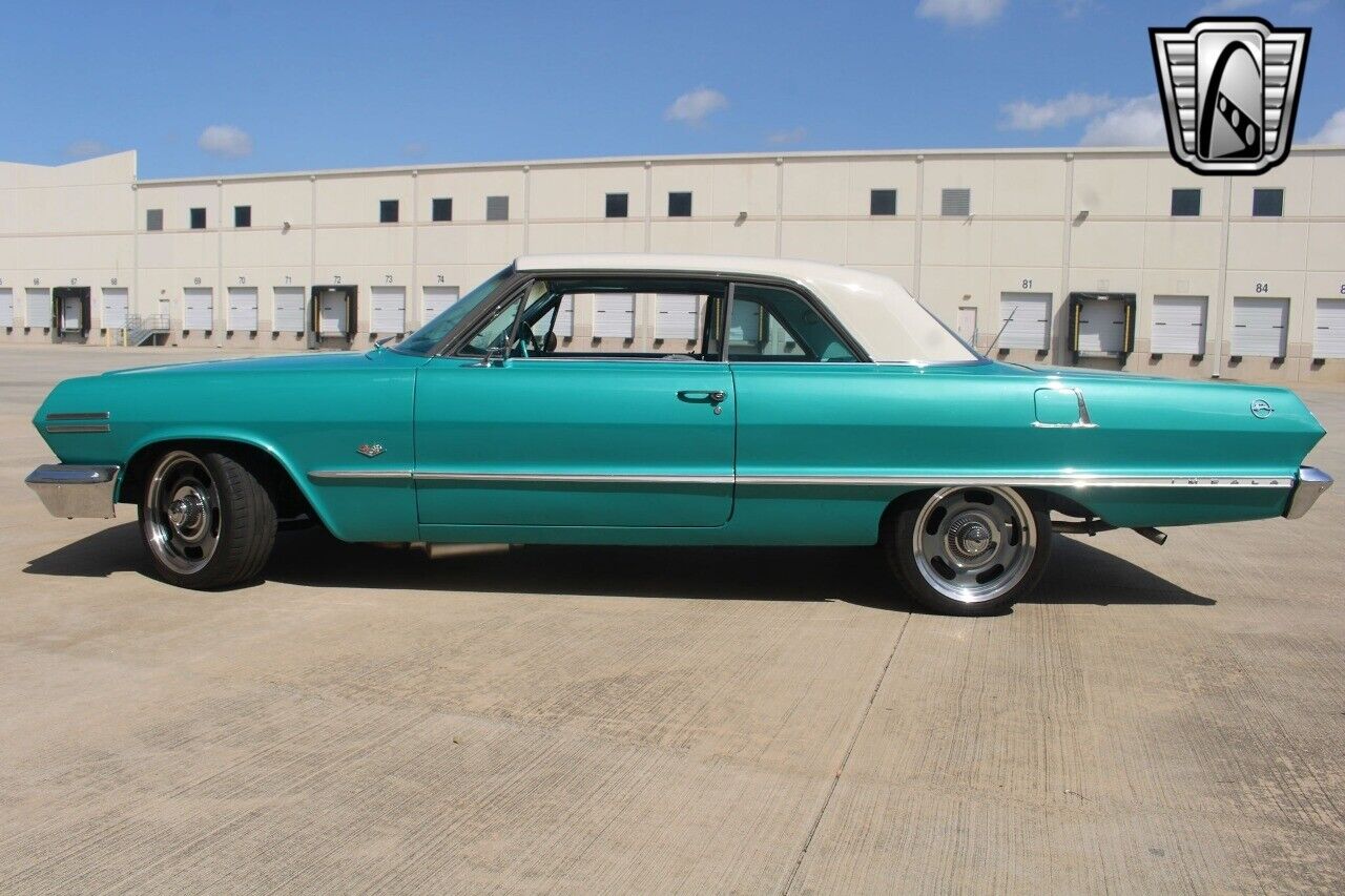 Chevrolet-Impala-Coupe-1963-Green-Green-1389-28