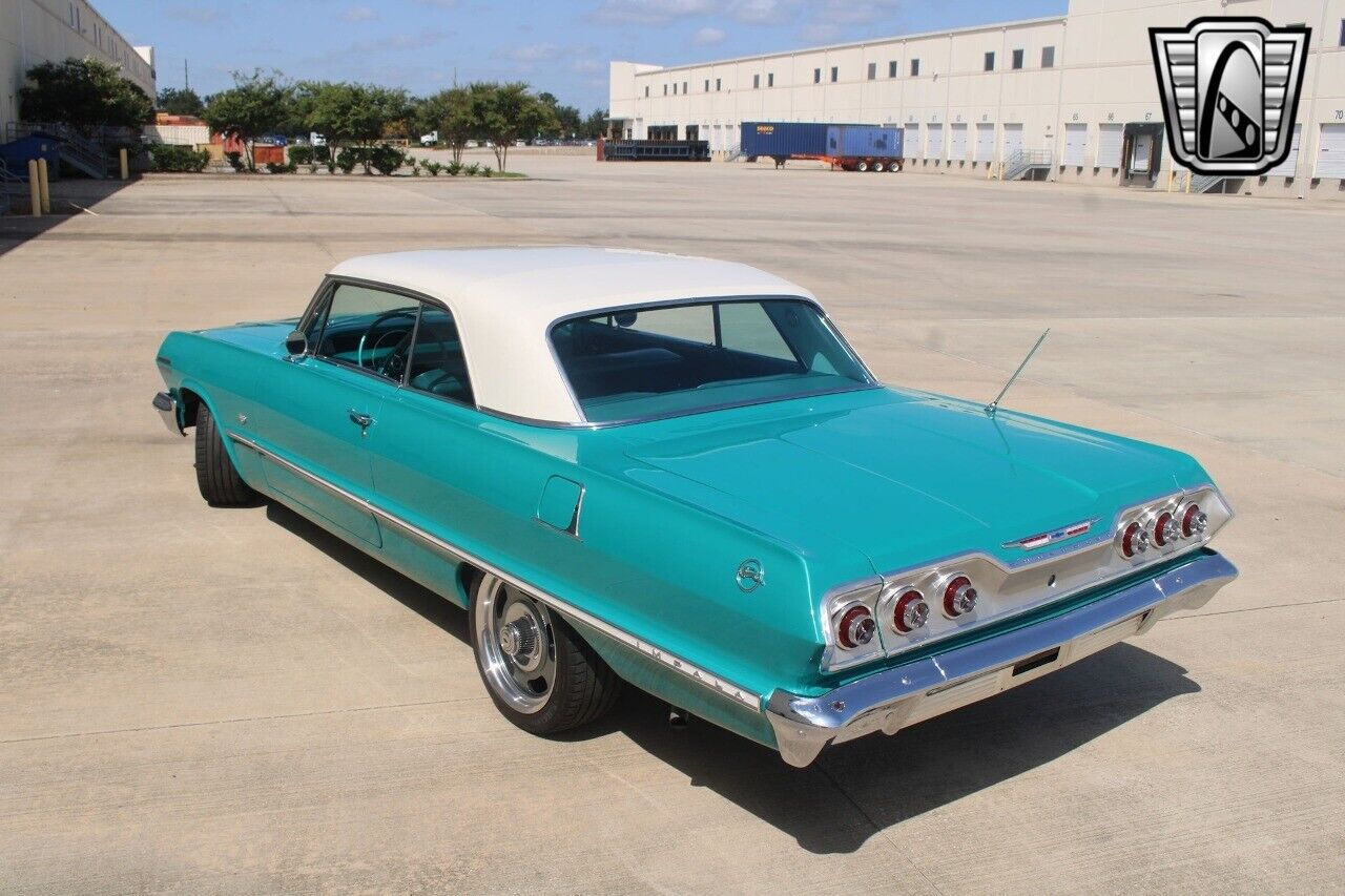 Chevrolet-Impala-Coupe-1963-Green-Green-1389-29