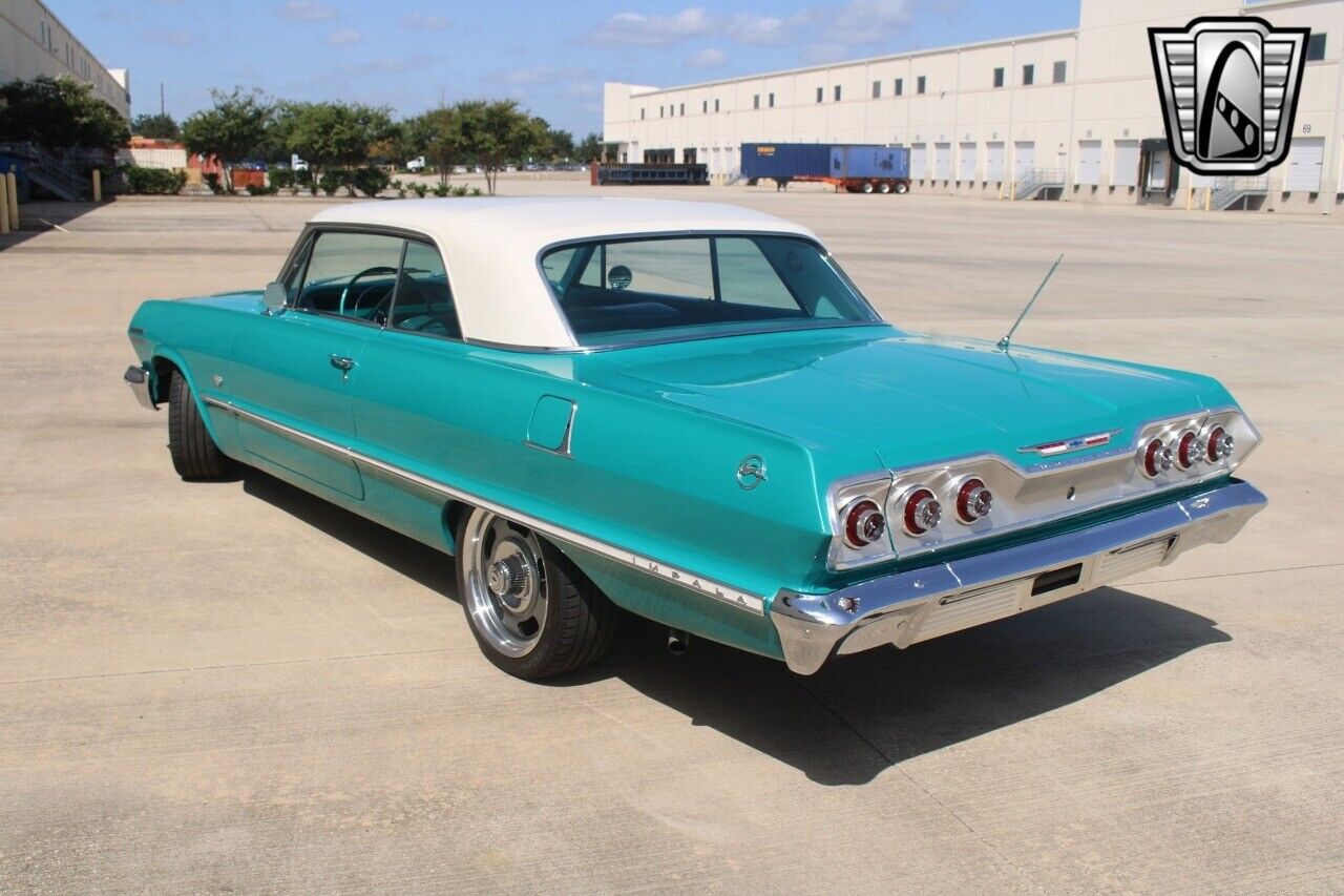 Chevrolet-Impala-Coupe-1963-Green-Green-1389-30