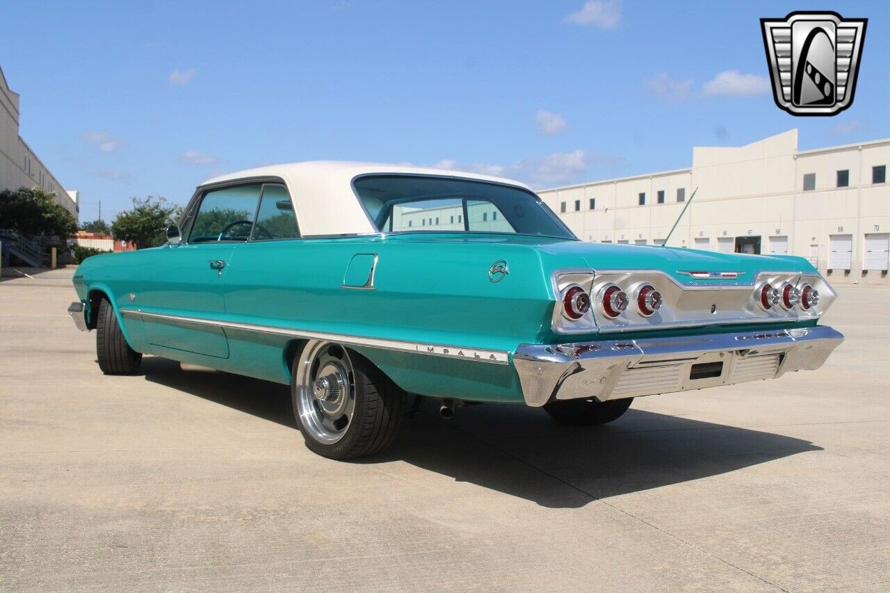 Chevrolet-Impala-Coupe-1963-Green-Green-1389-31