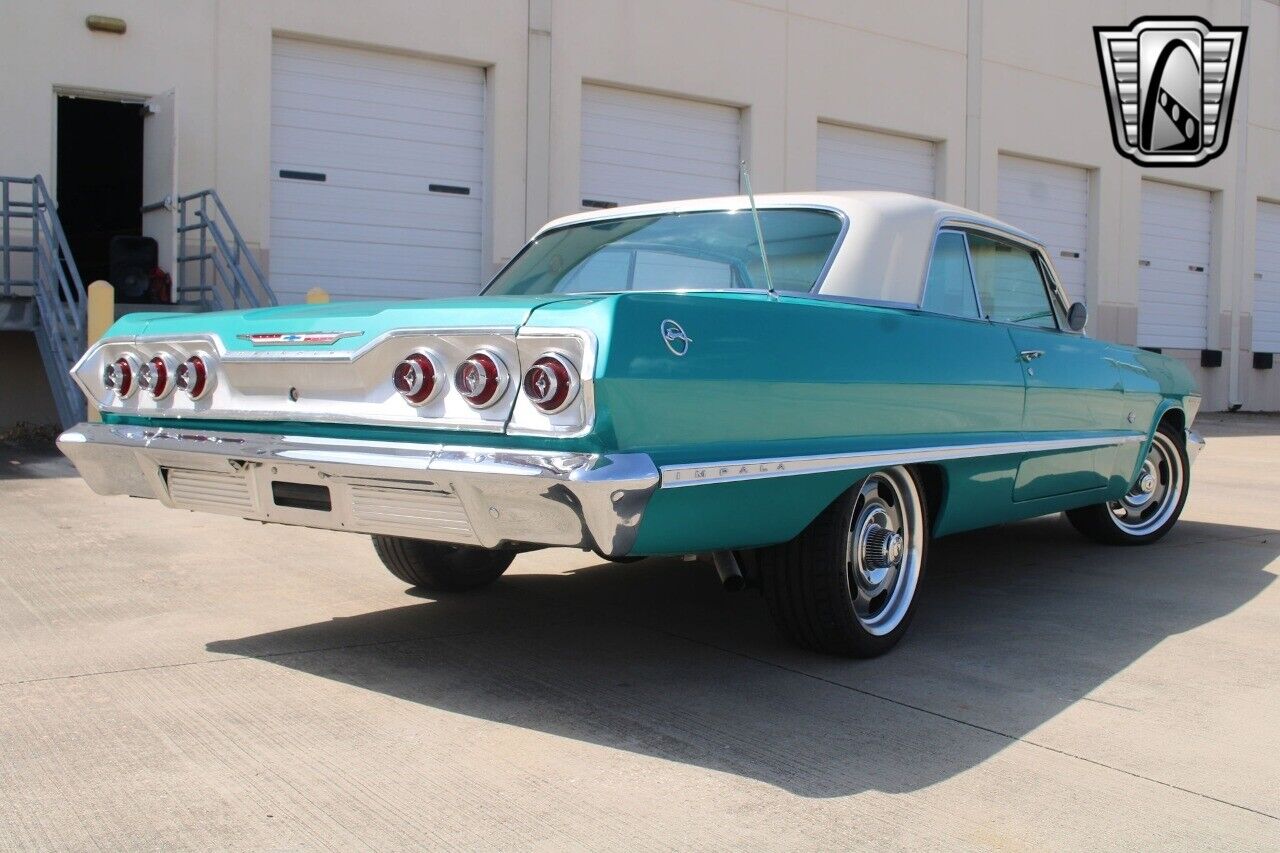 Chevrolet-Impala-Coupe-1963-Green-Green-1389-36