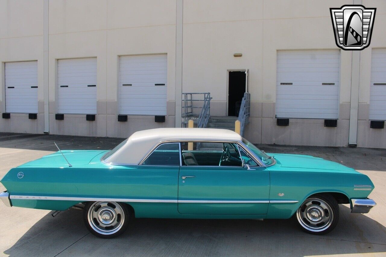 Chevrolet-Impala-Coupe-1963-Green-Green-1389-37