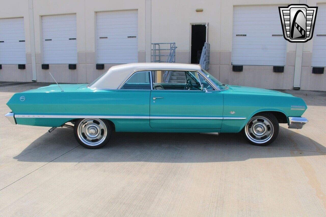 Chevrolet-Impala-Coupe-1963-Green-Green-1389-38