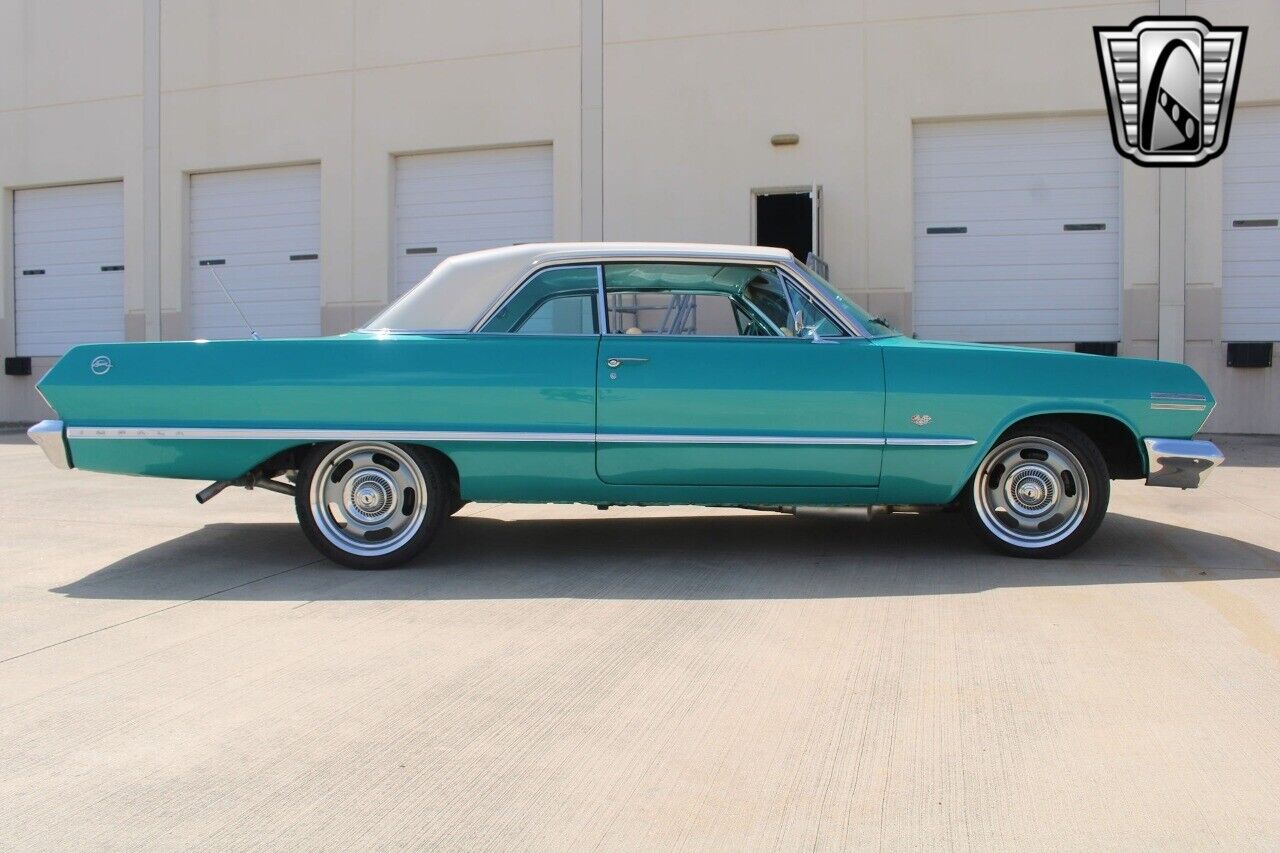 Chevrolet-Impala-Coupe-1963-Green-Green-1389-5