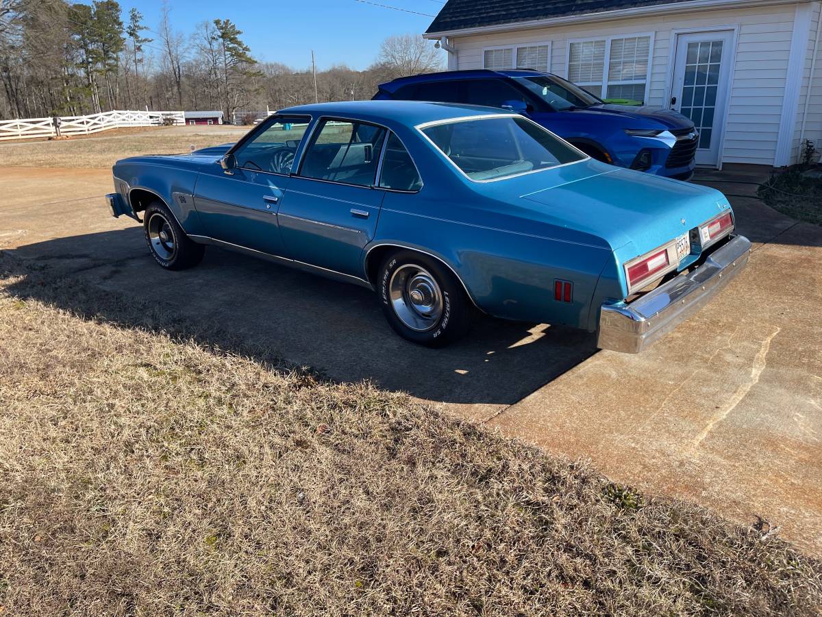 Chevrolet-Malibu-1976-151278-3