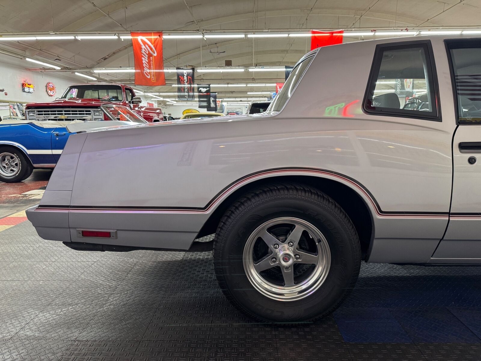 Chevrolet-Monte-Carlo-Coupe-1985-Silver-Gray-104607-23