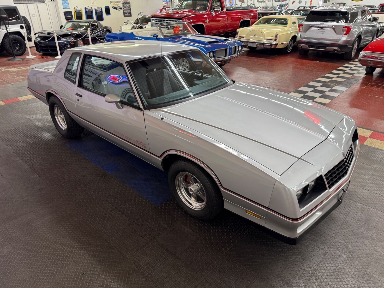 Chevrolet-Monte-Carlo-Coupe-1985-Silver-Gray-104607-29