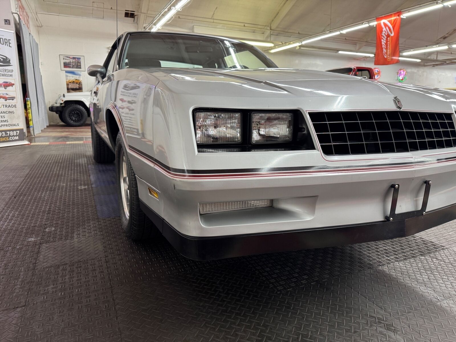 Chevrolet-Monte-Carlo-Coupe-1985-Silver-Gray-104607-7