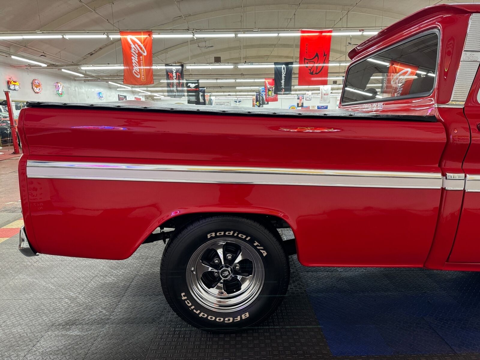 Chevrolet-Other-Pickups-1965-Red-Gray-916-23