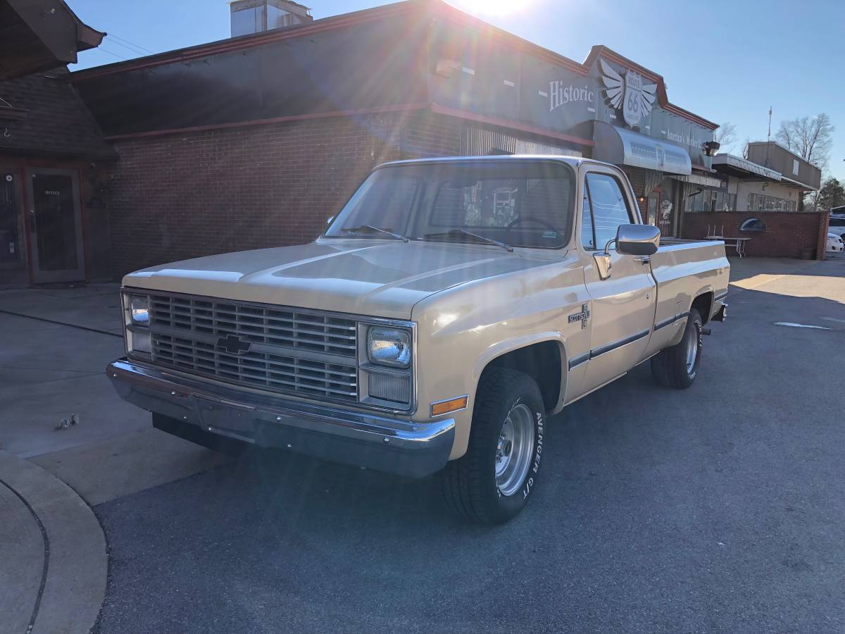 Chevrolet-Square-body-1983-153558-1