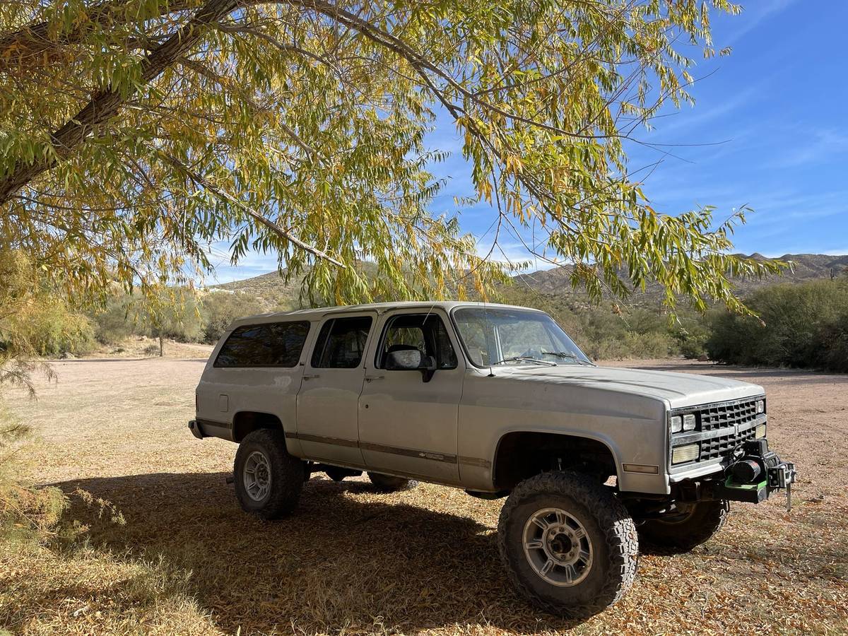 Chevrolet-Suburban-12-ton-nominal-1991-grey-378195-8