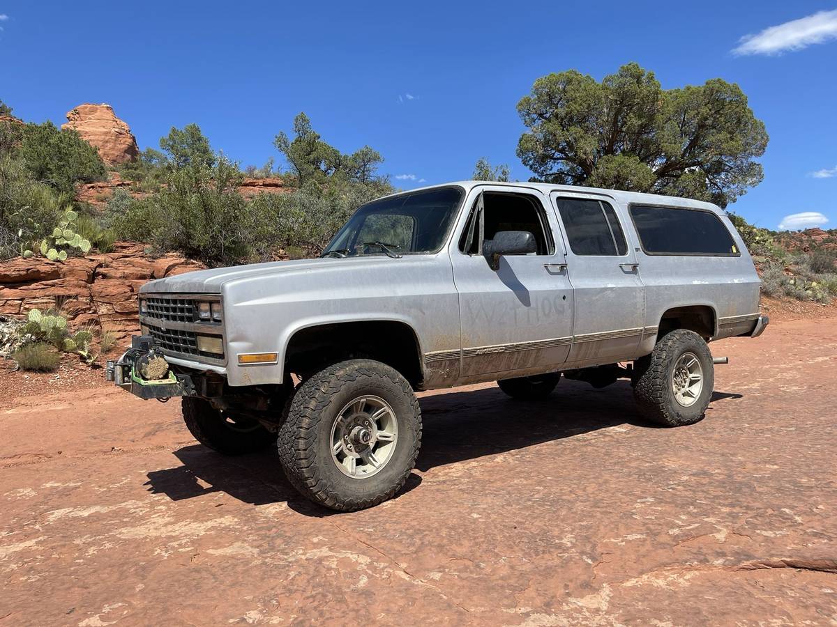 Chevrolet-Suburban-12-ton-nominal-1991-grey-378195