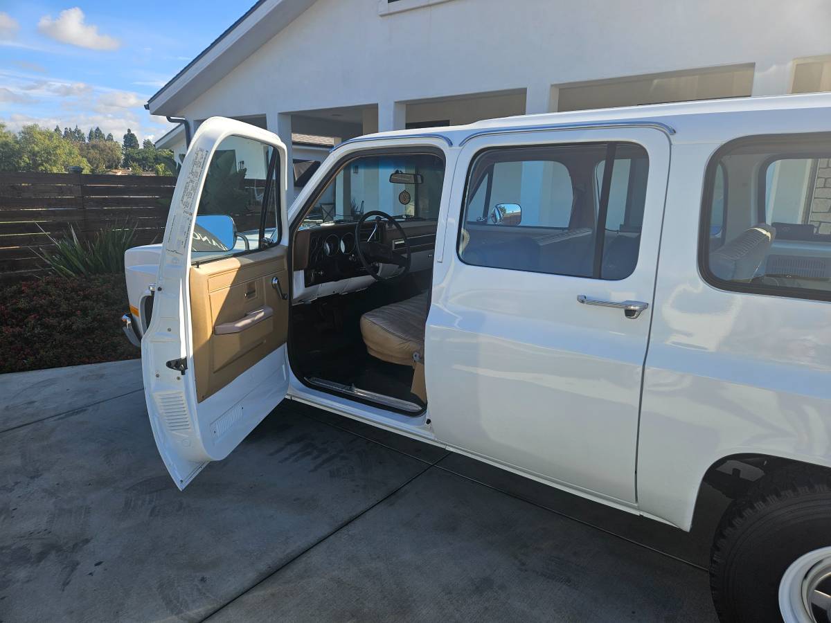 Chevrolet-Suburban-1985-white-131966-1