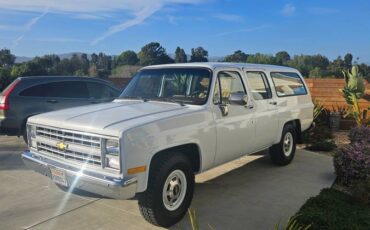 Chevrolet-Suburban-1985-white-131966