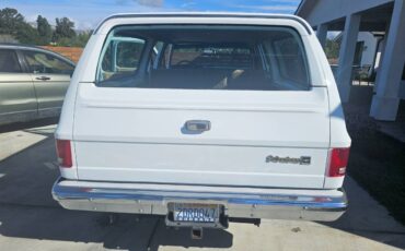 Chevrolet-Suburban-1985-white-131966-6