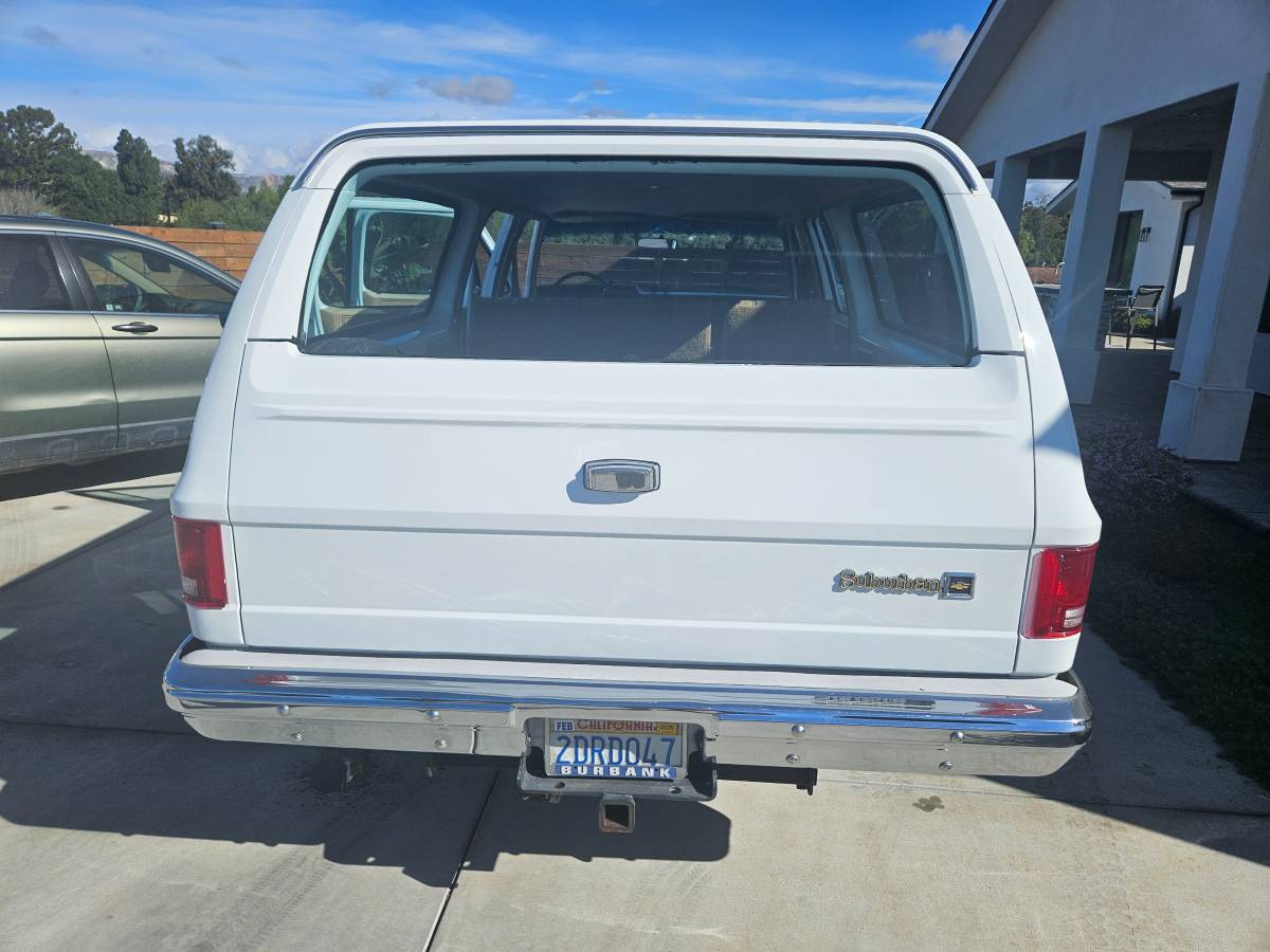 Chevrolet-Suburban-1985-white-131966-6