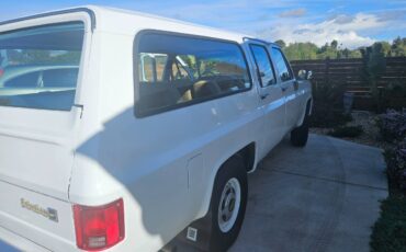 Chevrolet-Suburban-1985-white-131966-7