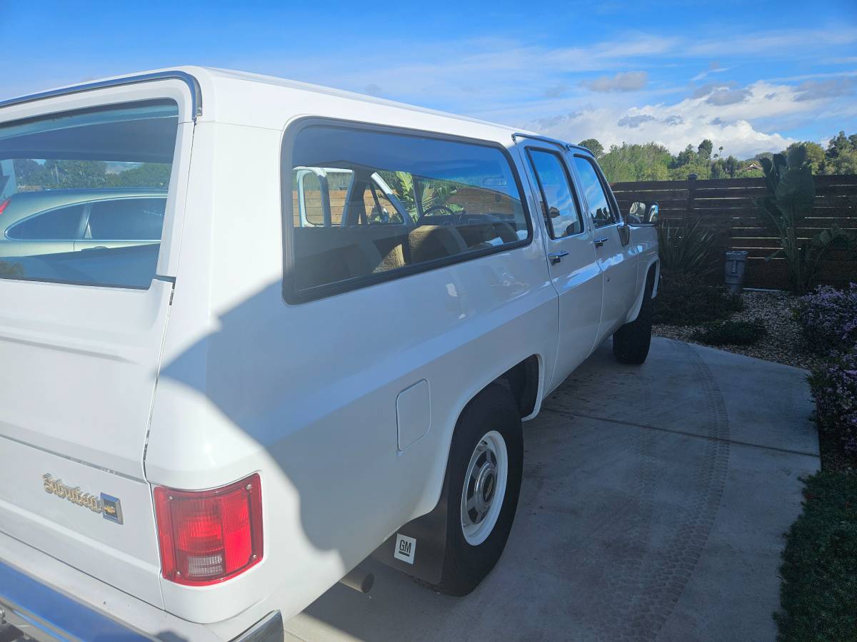 Chevrolet-Suburban-1985-white-131966-7