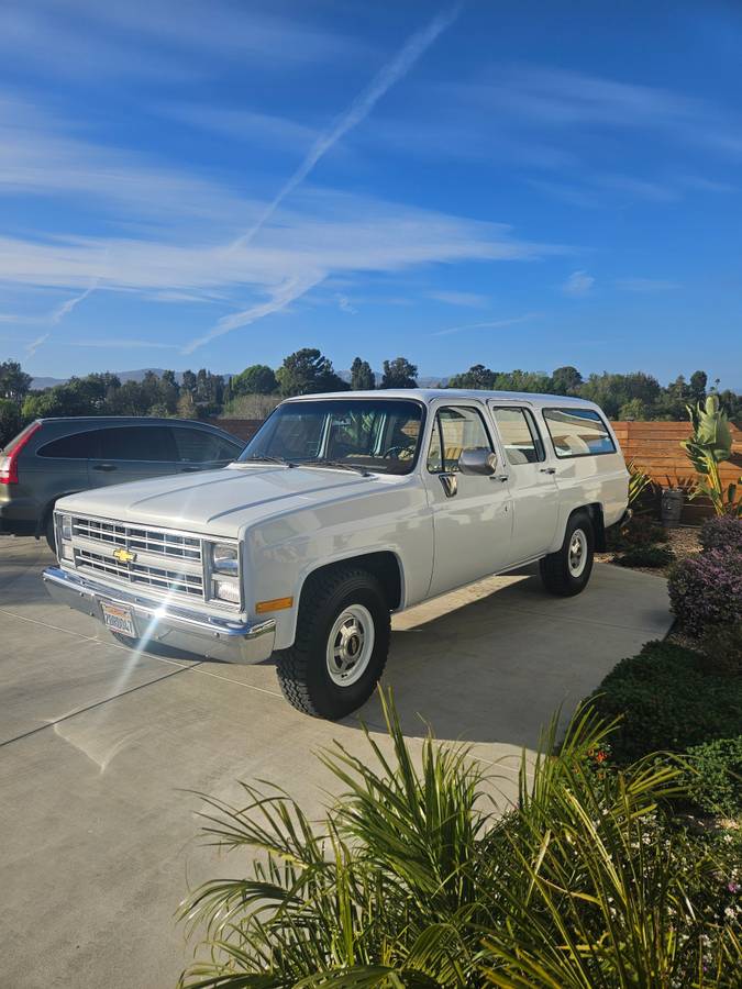 Chevrolet-Suburban-1985-white-131966