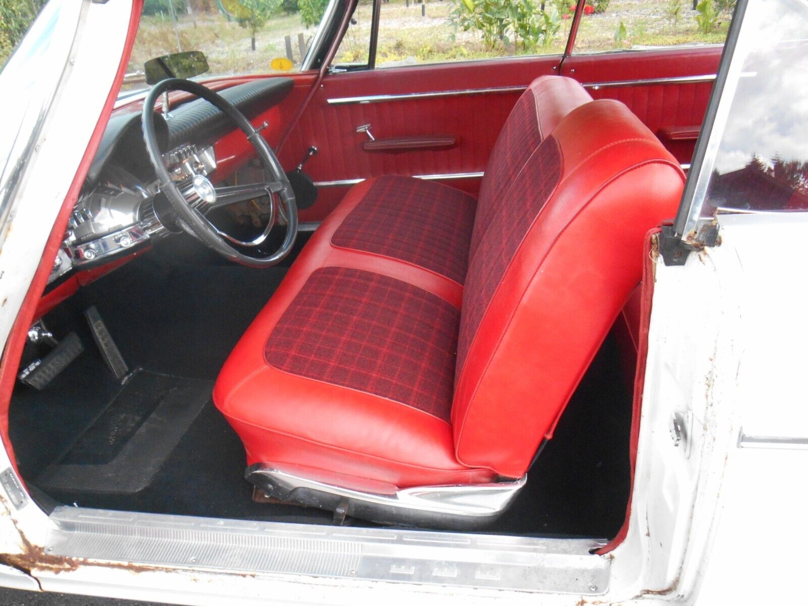 Chrysler-300-Series-Coupe-1962-White-Red-109435-18