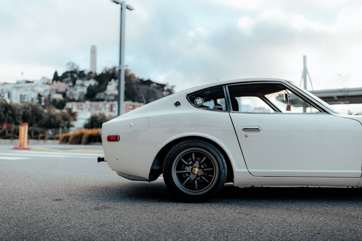 Datsun-280z-1976-white-64374-12