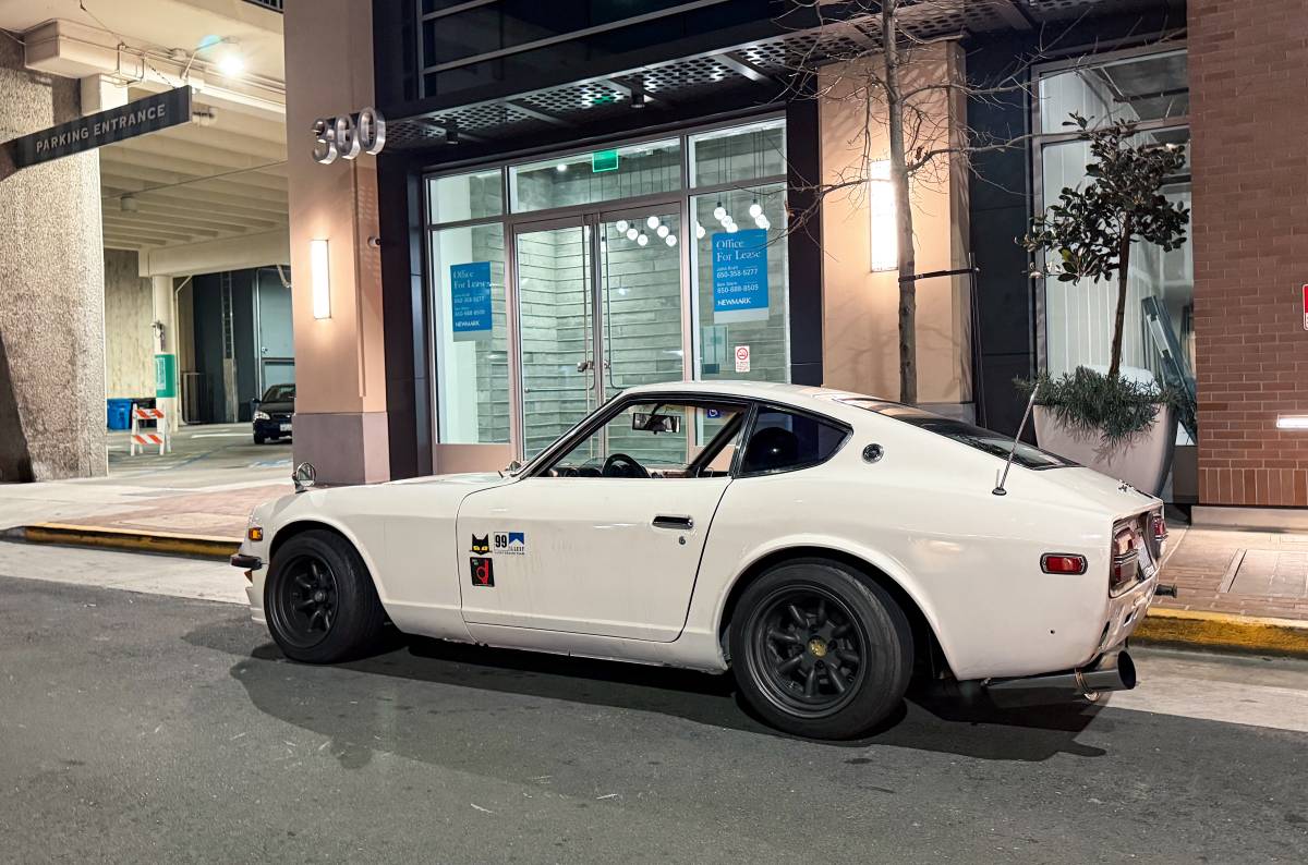 Datsun-280z-1976-white-64374-2