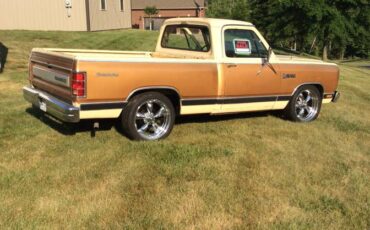 Dodge-D150-1985-custom-16093384-1