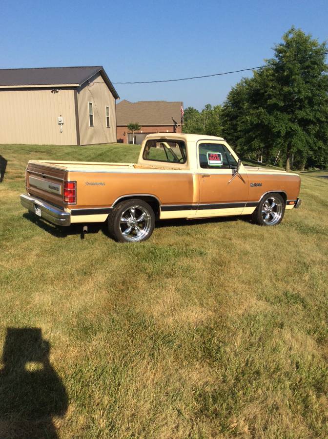 Dodge-D150-1985-custom-16093384-1