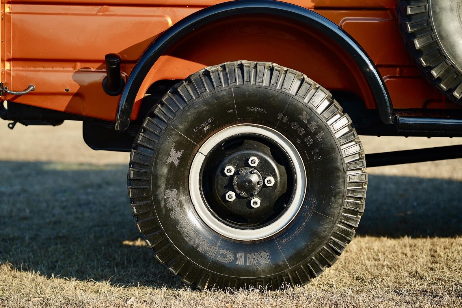 Dodge-Power-Wagon-Pickup-1968-Orange-Tan-167-22