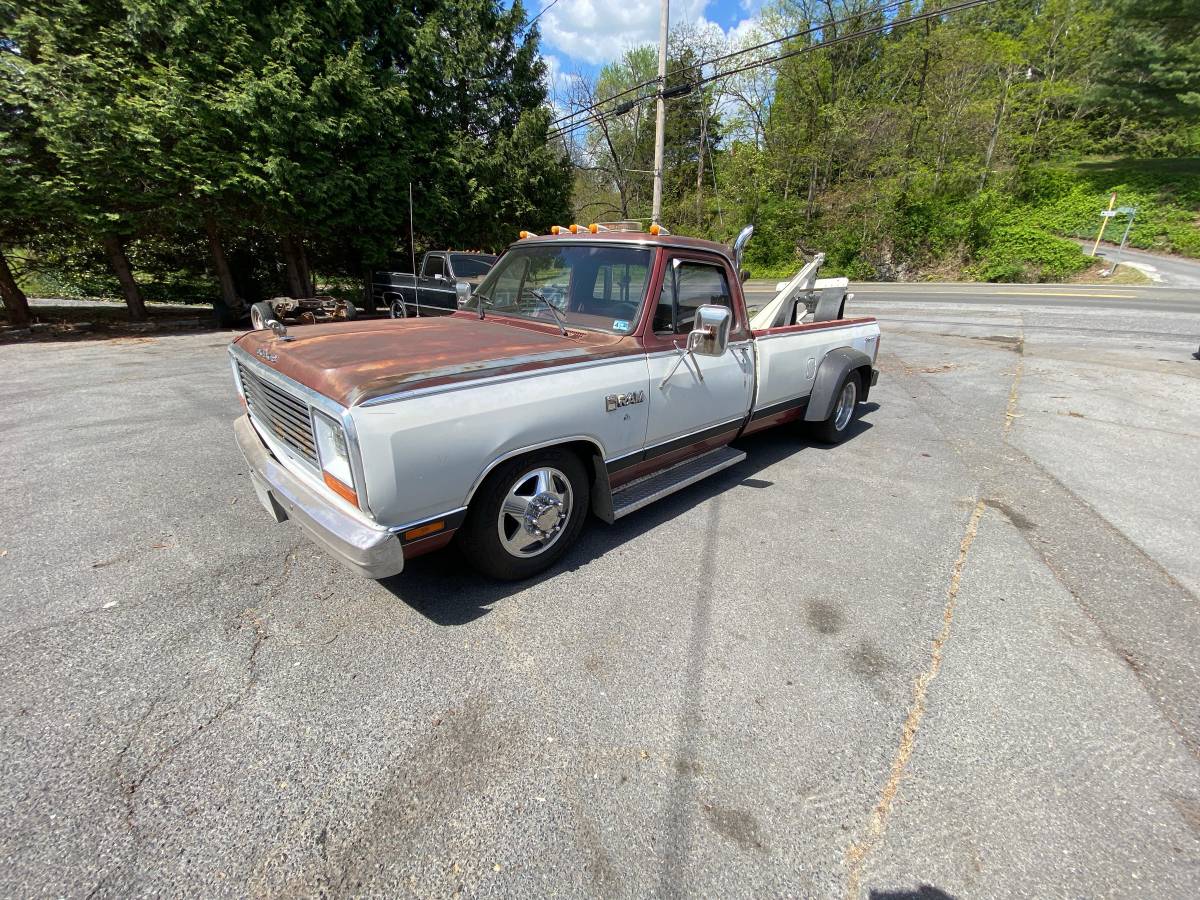 Dodge-Ram-3500-royal-se-dually-1984-brown-104607