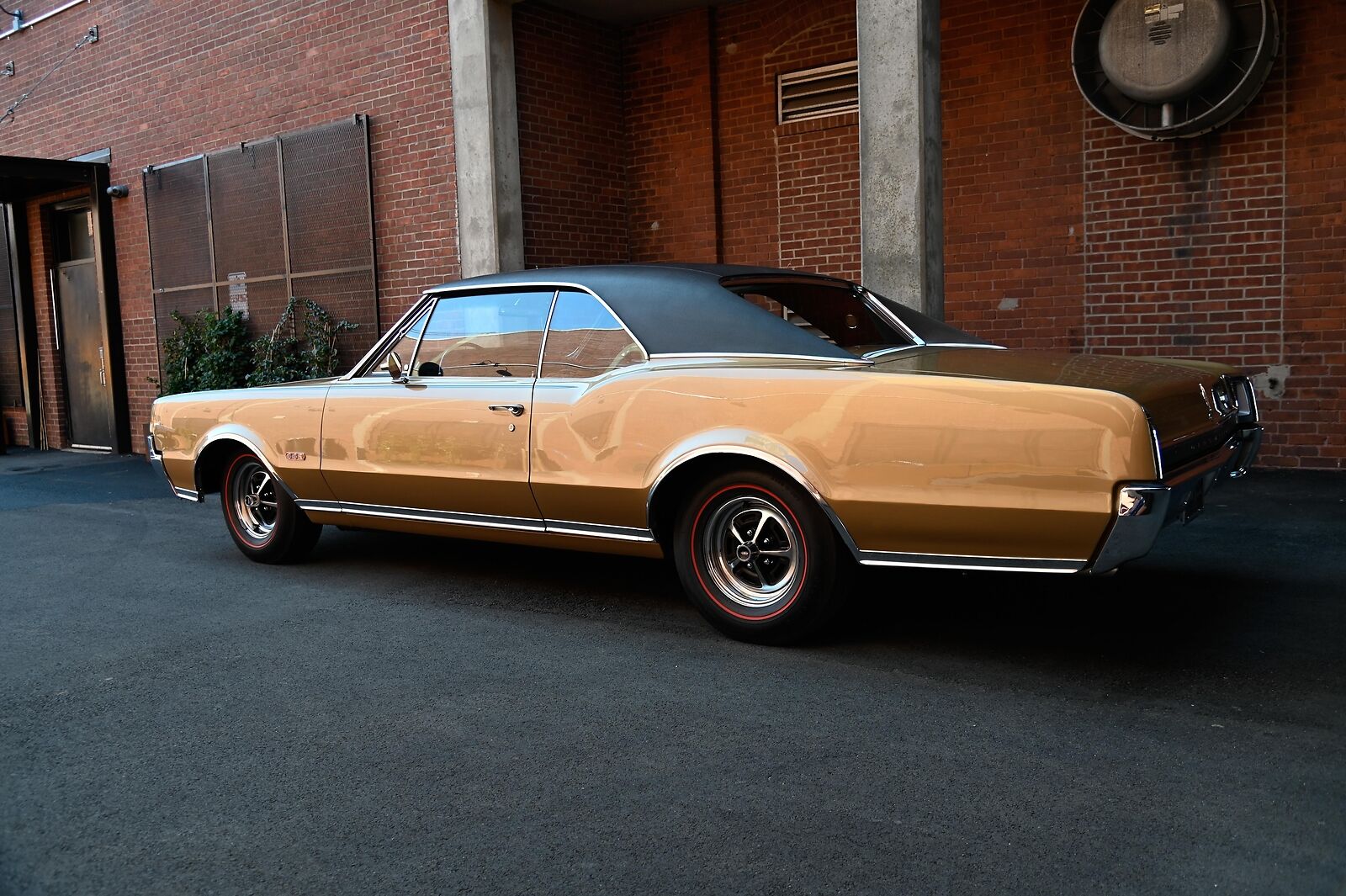 E-Z-GO-Oldsmobile-1967-Gold-Black-8998-6