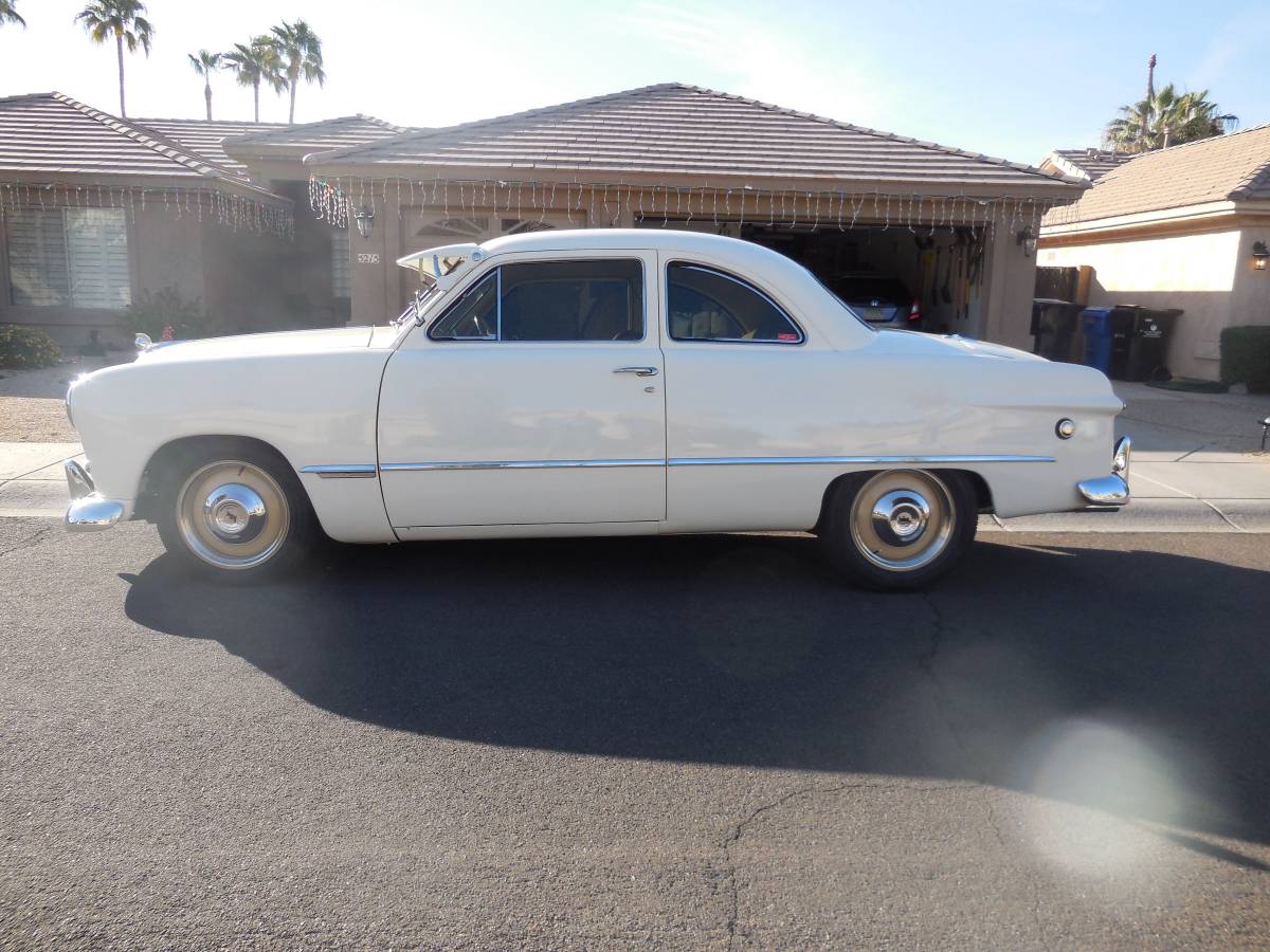 Ford-Coupe-1949-white-11909-1