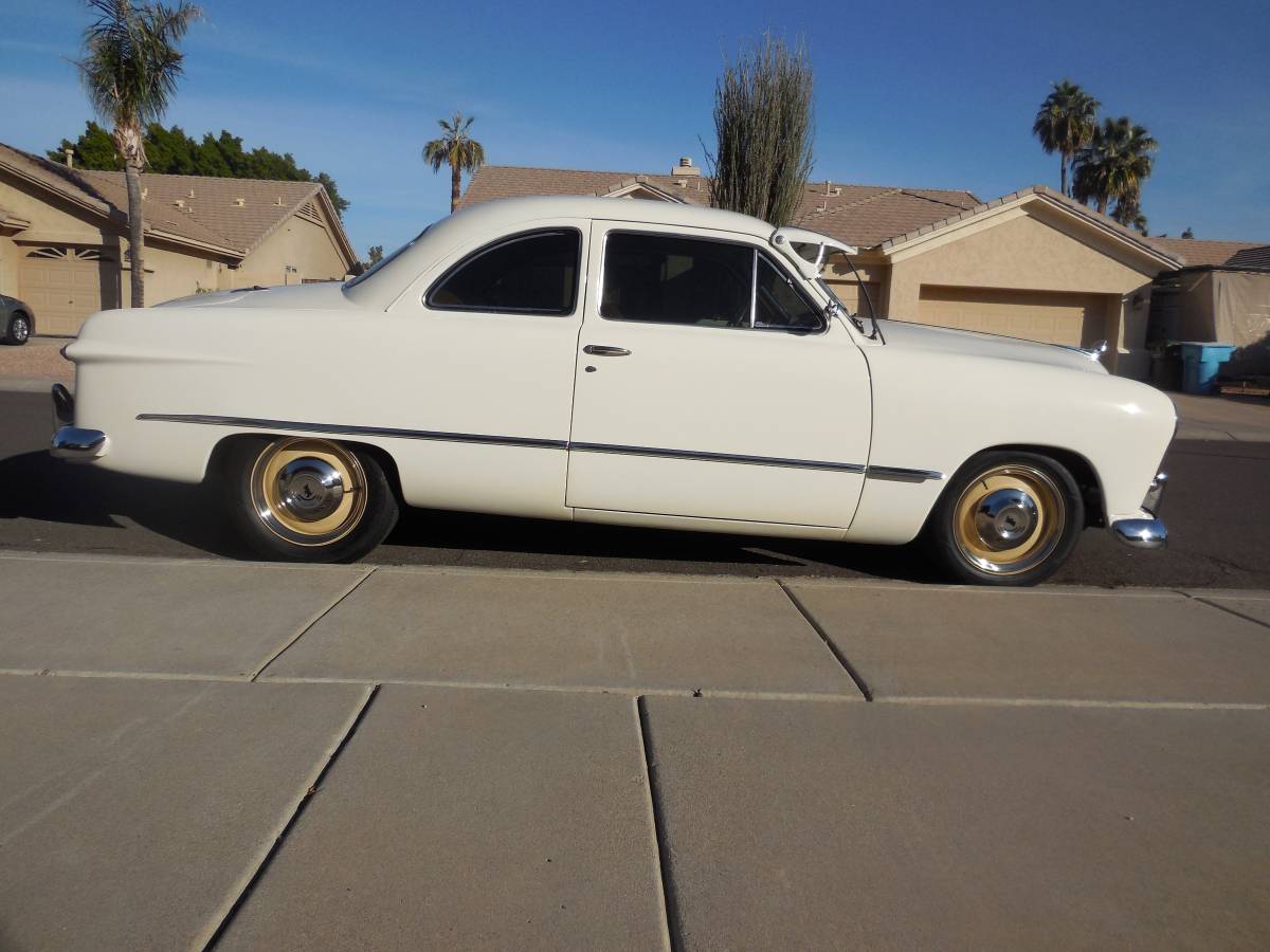 Ford-Coupe-1949-white-11909-2