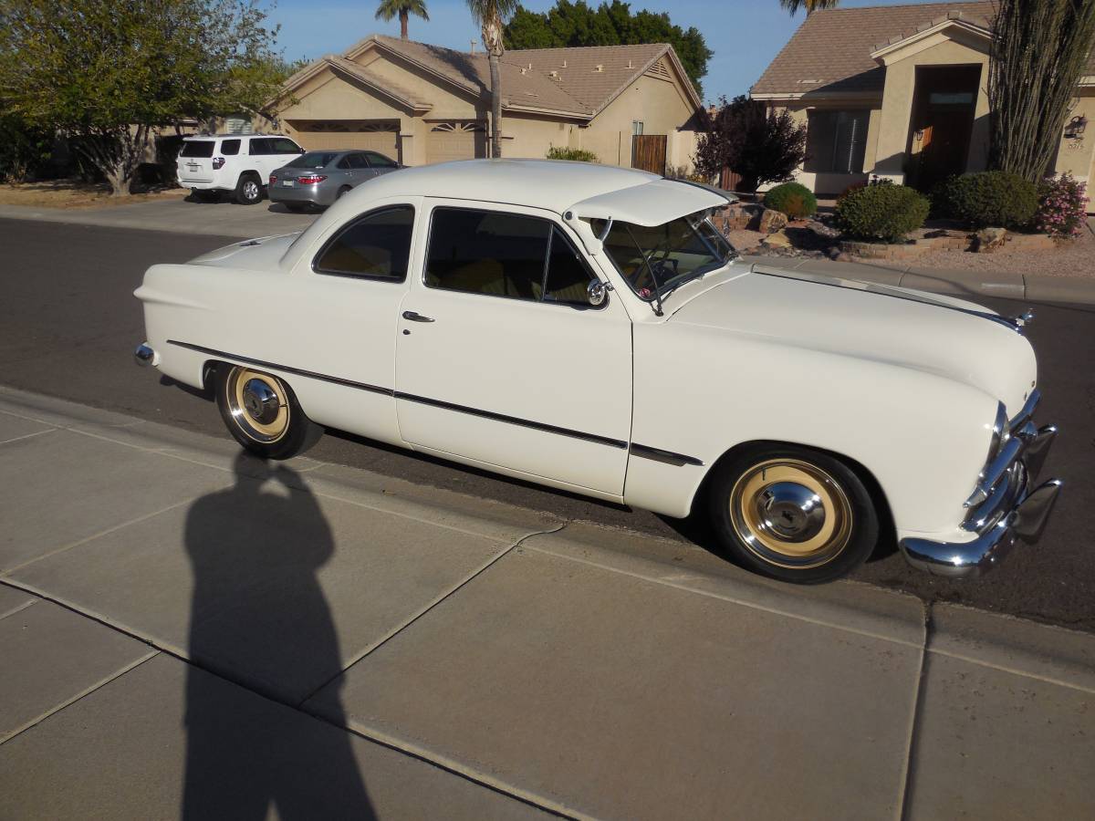 Ford-Coupe-1949-white-11909-4