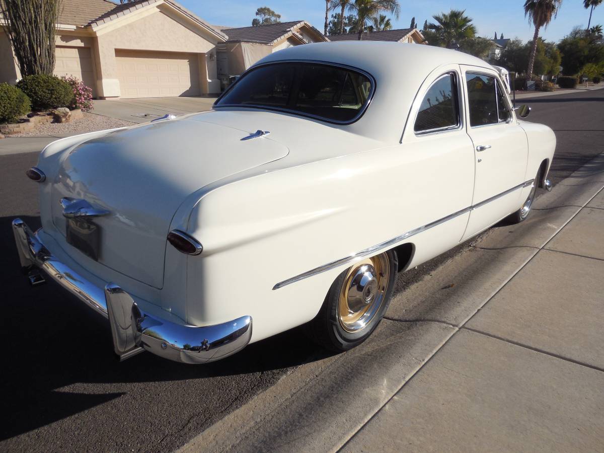 Ford-Coupe-1949-white-11909-7