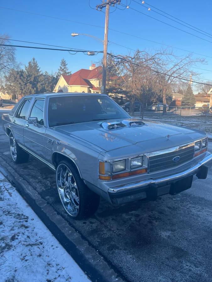 Ford-Crown-victoria-1988-silver-106216-3