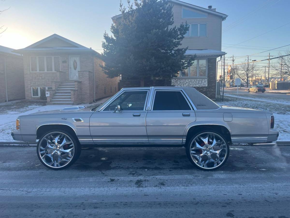 Ford-Crown-victoria-1988-silver-106216-5