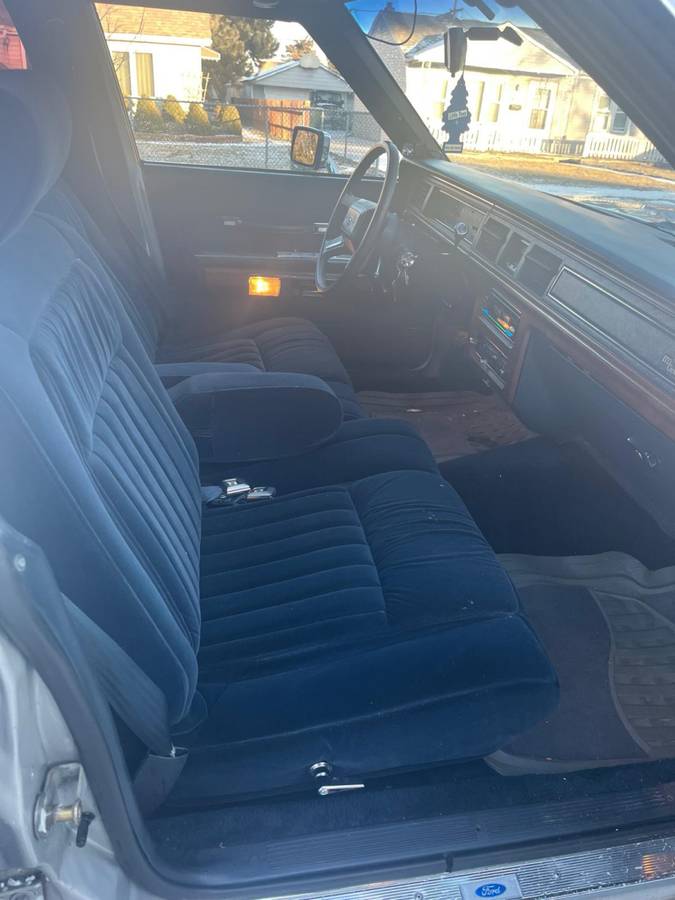 Ford-Crown-victoria-1988-silver-106216-6